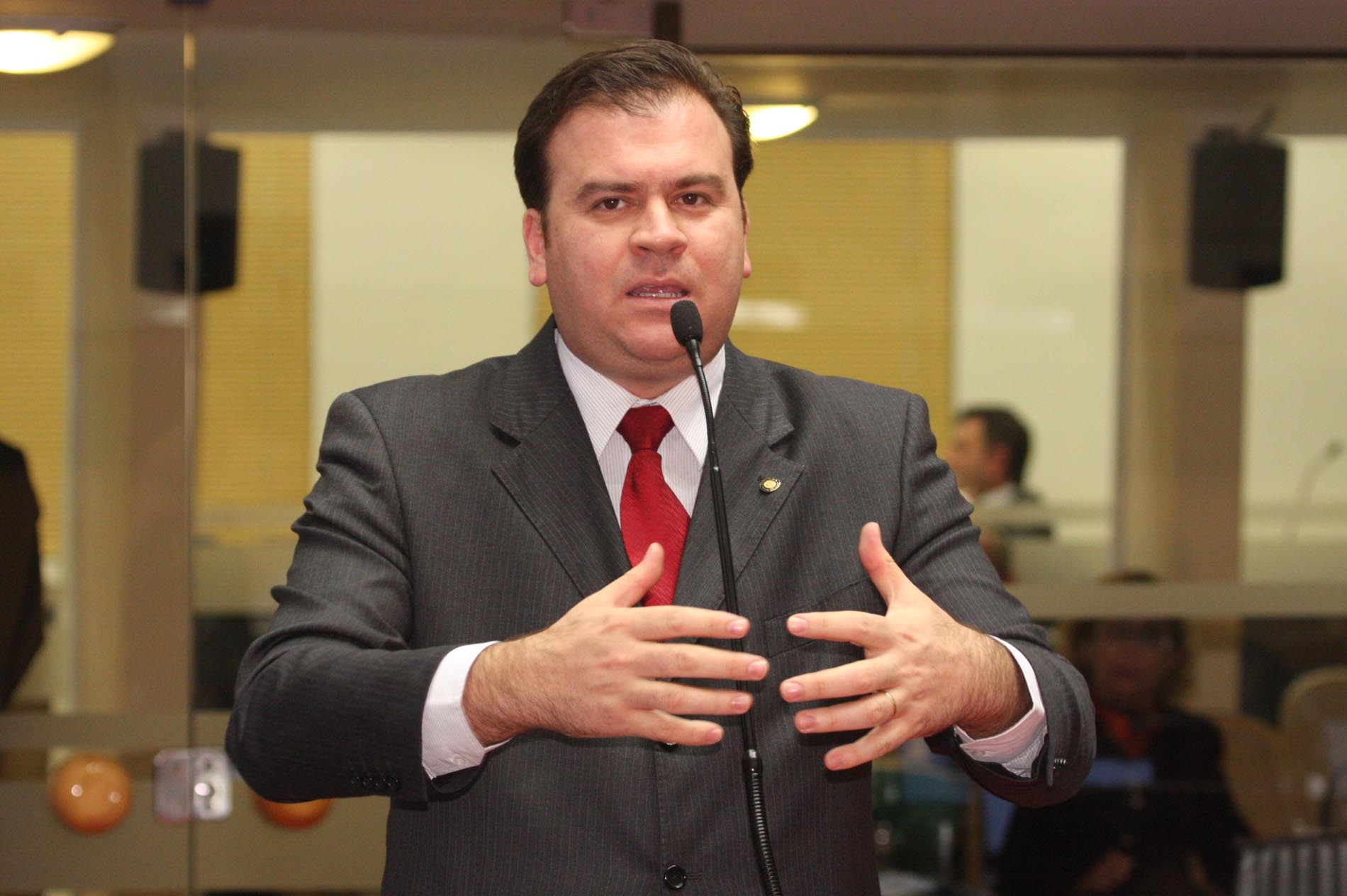 Dos Gabinetes – Tomelin faz indicação para empresas utilizarem parte do ICMS devido na melhoria da r