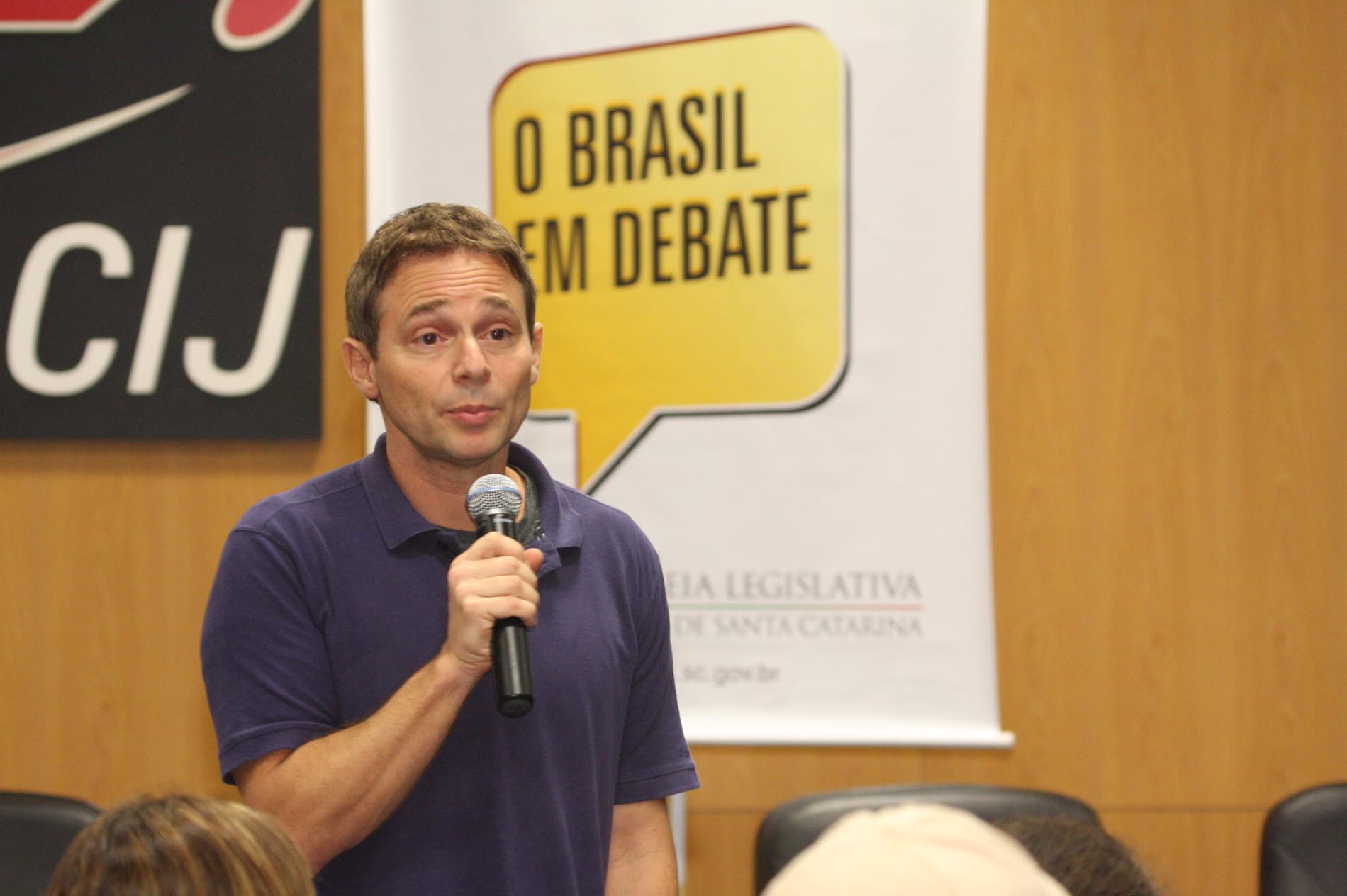 Jairo Bouer fala sobre sexualidade do jovem brasileiro