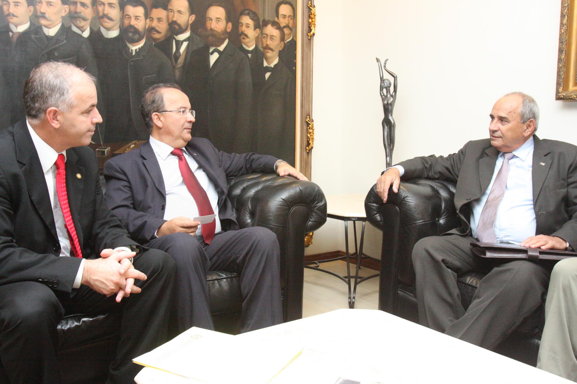 Presidente da Assembleia recebe cônsul de Cuba