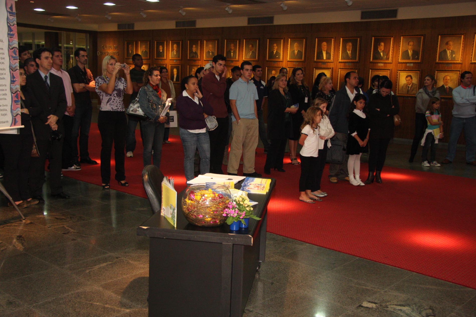 Entrega de literaturas à autoridades ligadas a Bibliotecas Públicas - Autoria de Marlene Rothbarth
