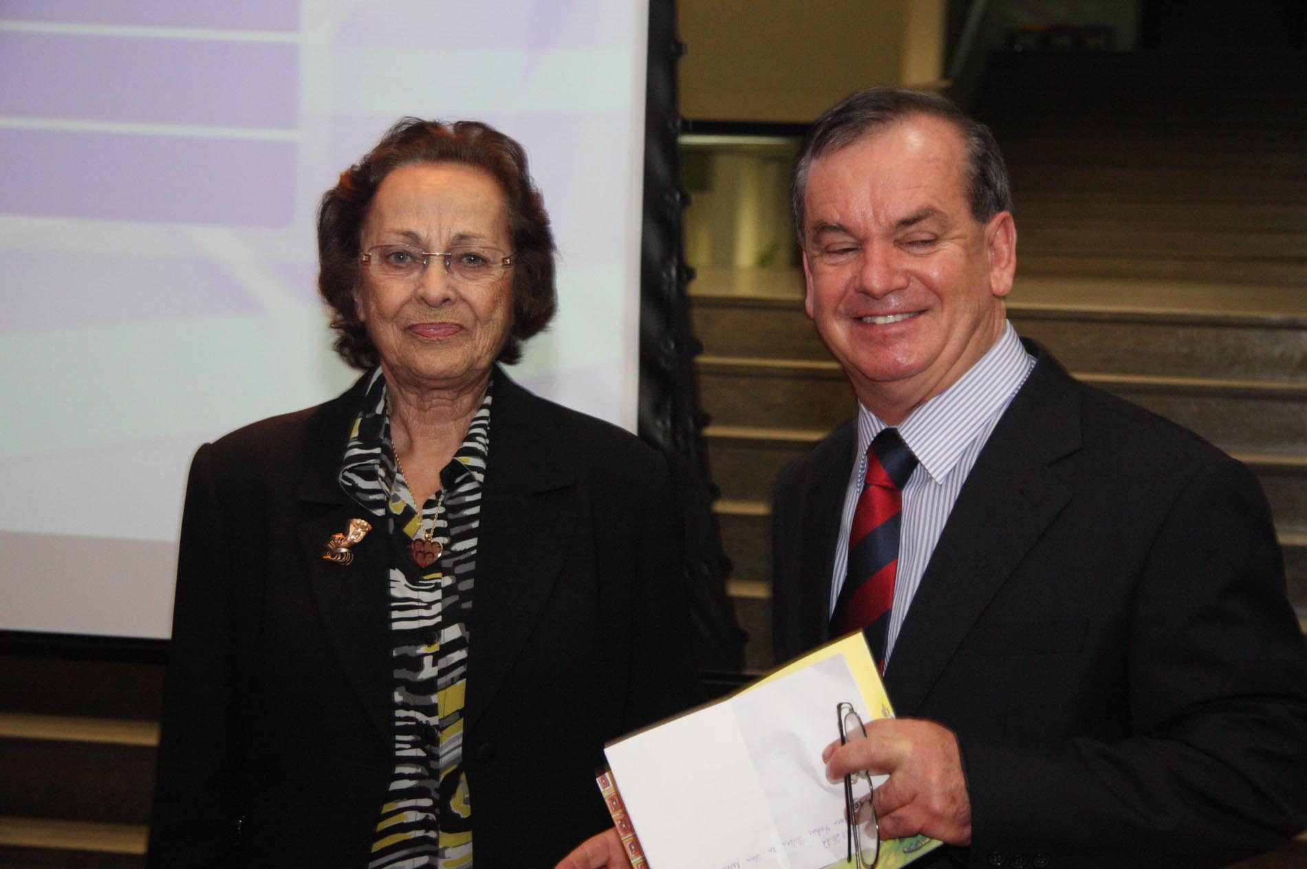 Entrega de literaturas à autoridades ligadas a Bibliotecas Públicas - Autoria de Marlene Rothbarth
