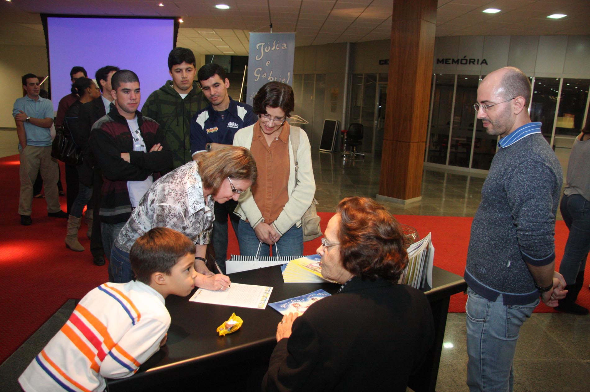 Entrega de literaturas à autoridades ligadas a Bibliotecas Públicas - Autoria de Marlene Rothbarth