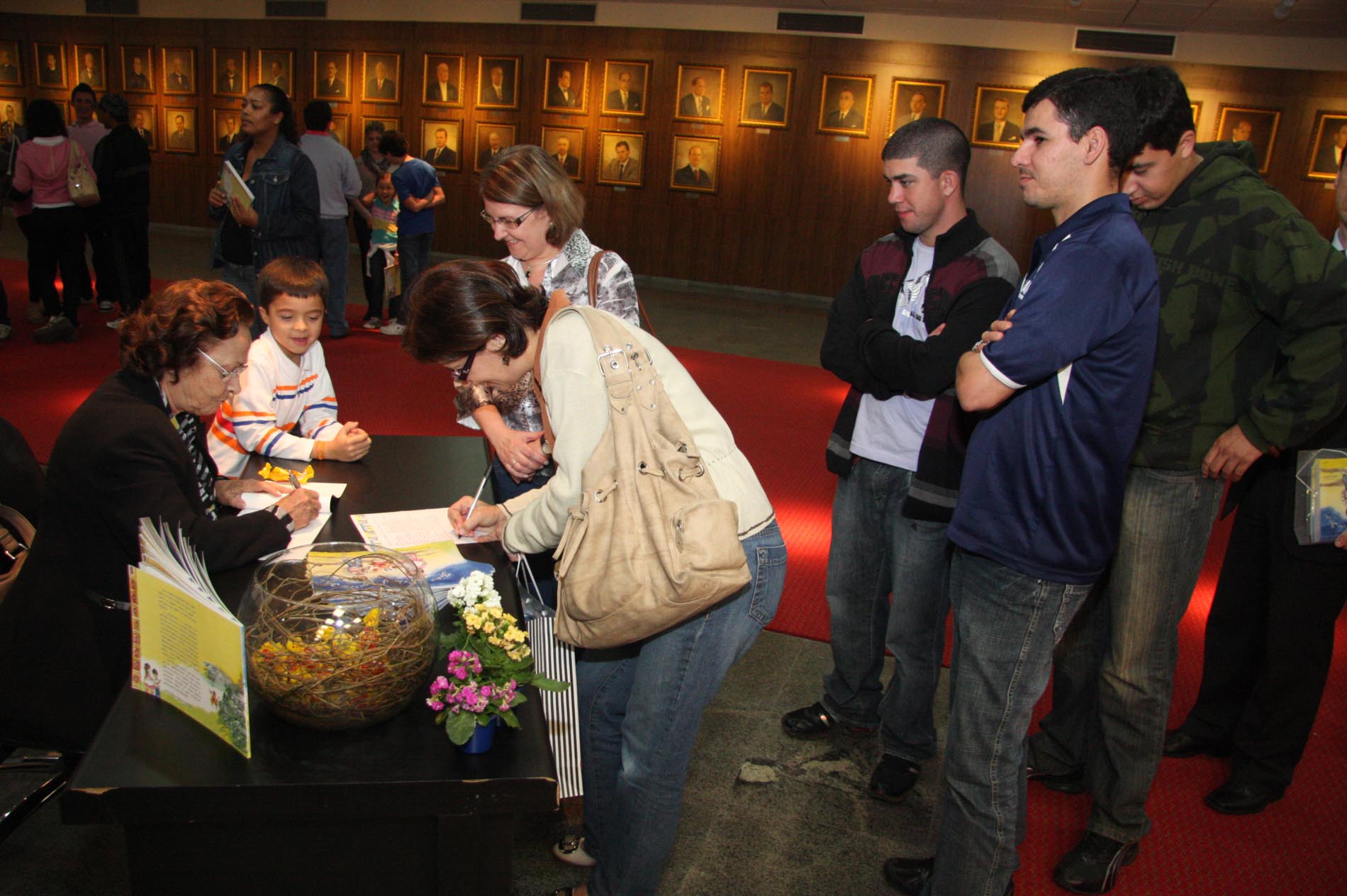 Entrega de literaturas à autoridades ligadas a Bibliotecas Públicas - Autoria de Marlene Rothbarth