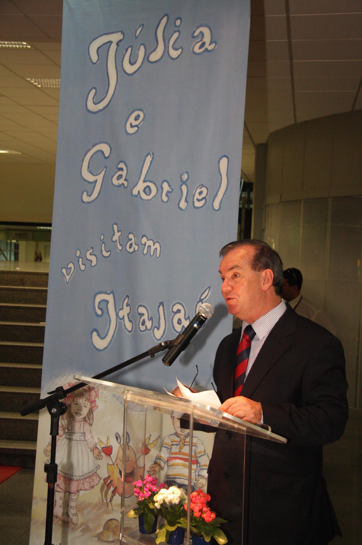 Entrega de literaturas à autoridades ligadas a Bibliotecas Públicas - Autoria de Marlene Rothbarth