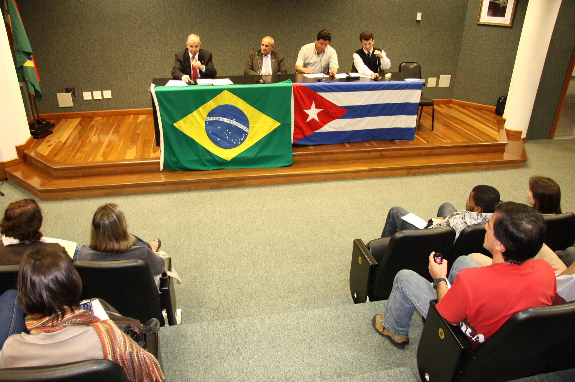 Criada Frente Parlamentar de Solidariedade a Cuba