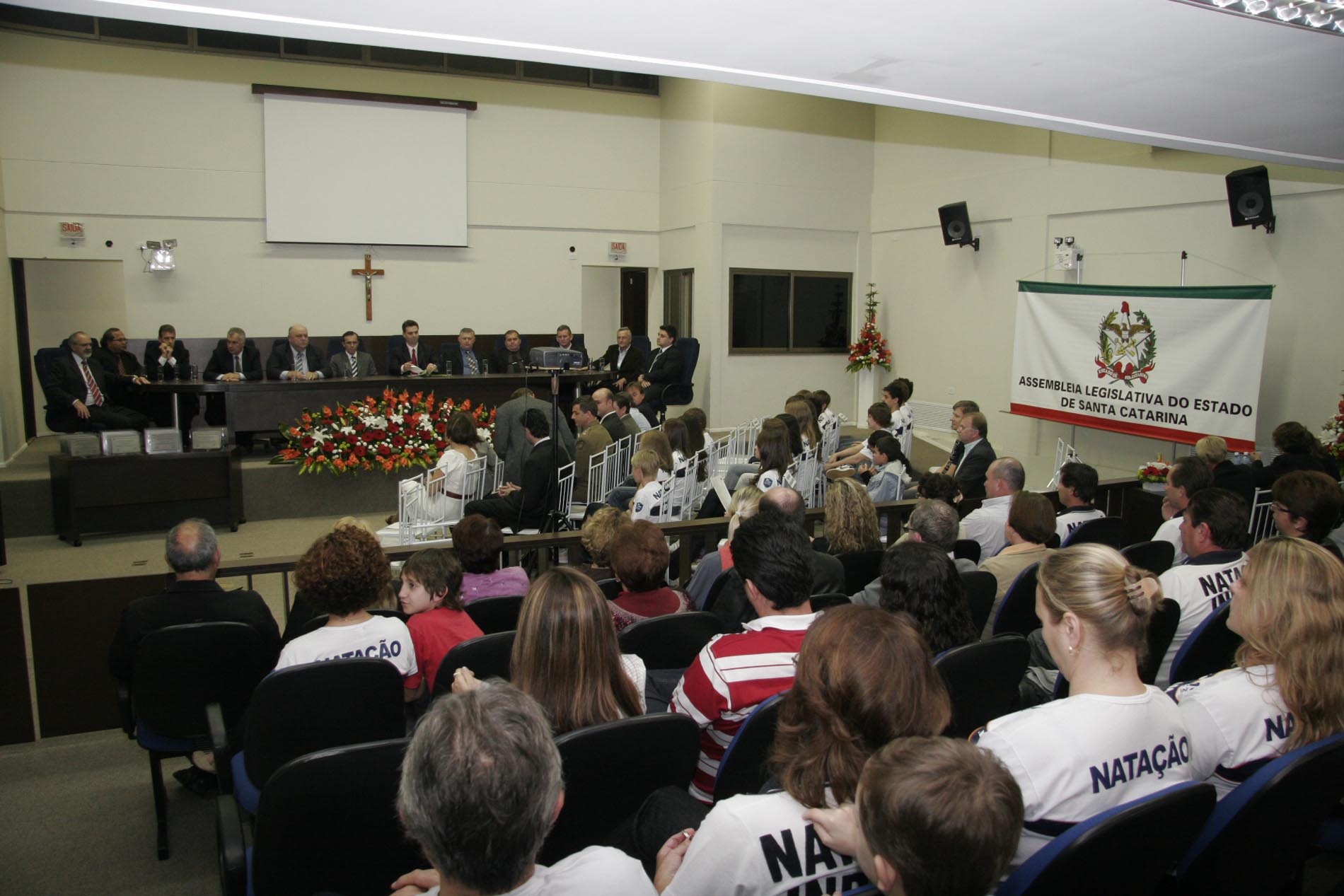 Legislativo presta homenagem aos atletas da natação de Indaial