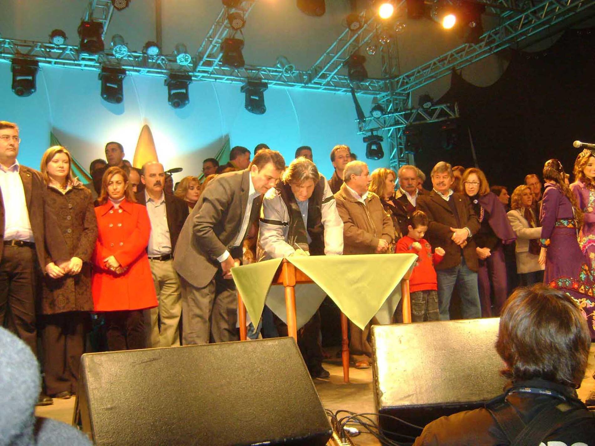 Dos Gabinetes – Elizeu Mattos acompanha governador na abertura da Festa do Pinhão