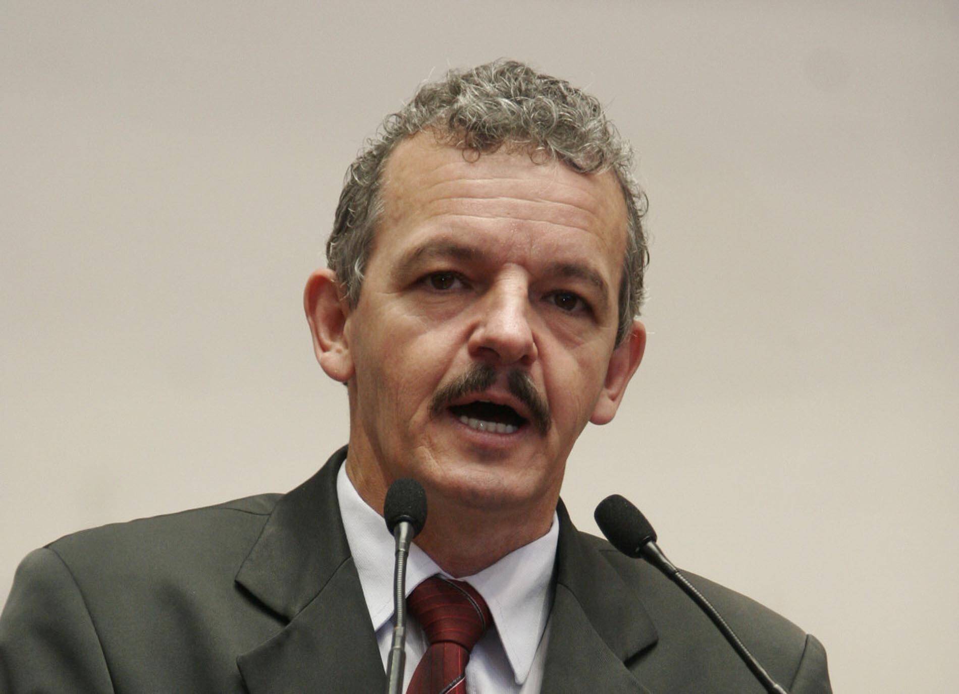 Dos Gabinetes – Dresch entrega placa em homenagem ao município de Presidente Getúlio