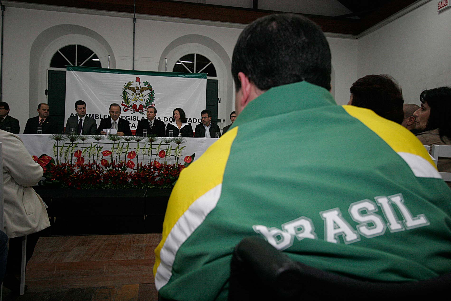Sessão Solene em homenagem aos Atletas que fazem a história do esporte de Biguaçu referendados no livro Esporte é Massa - Local: Casarão Born