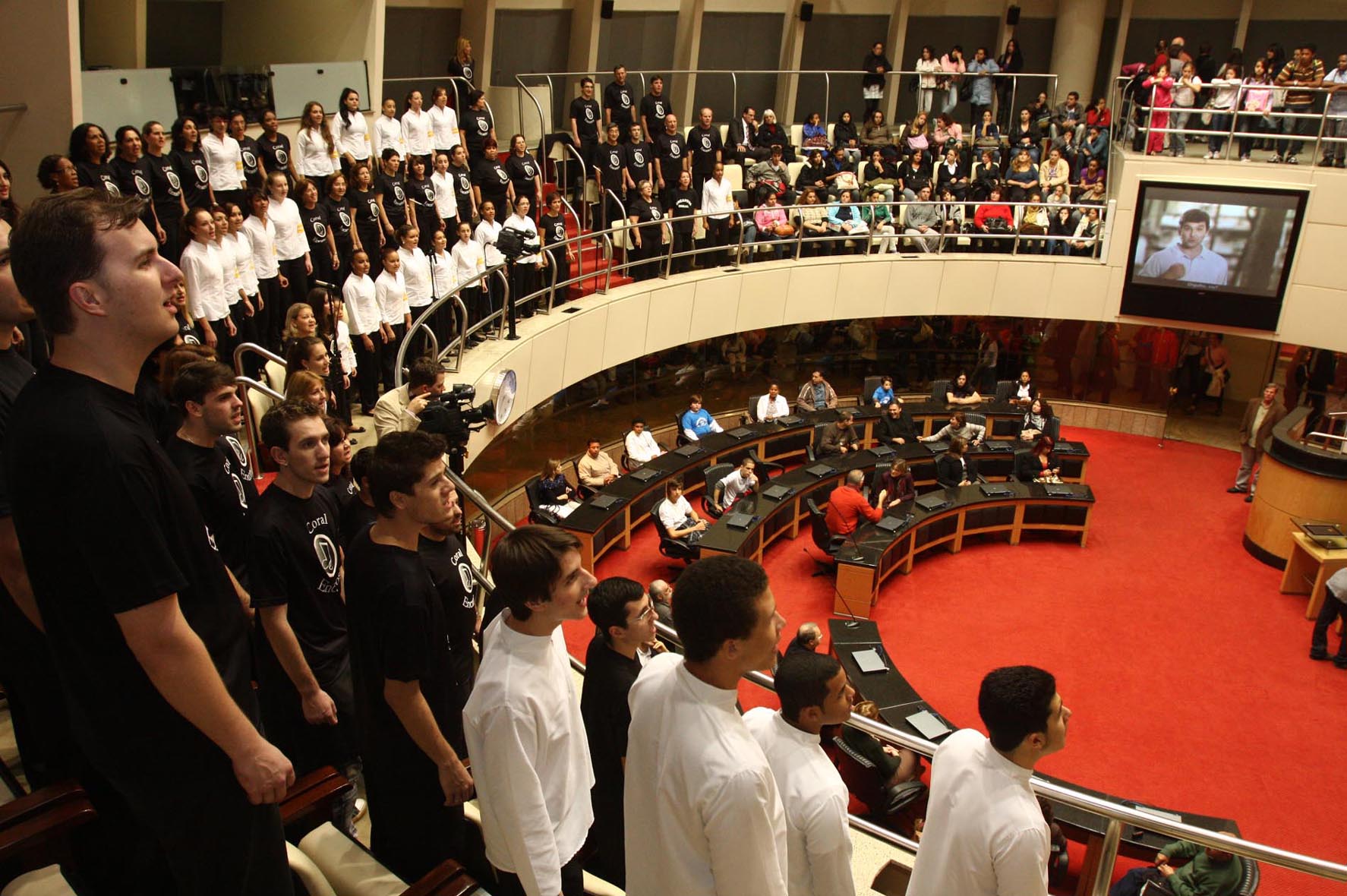 Legislativo presta homenagem à maior escola pública da América Latina