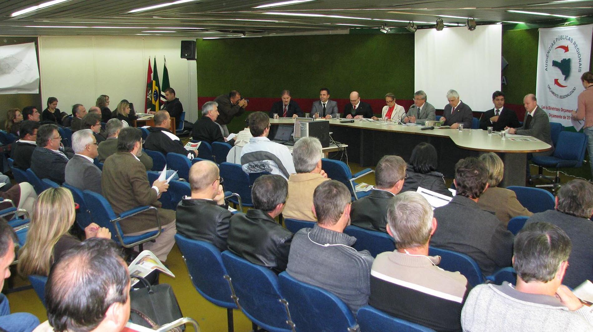 Dos Gabinetes – Décio participa do orçamento regionaliza no sul e aproveita para cumprir agenda na r