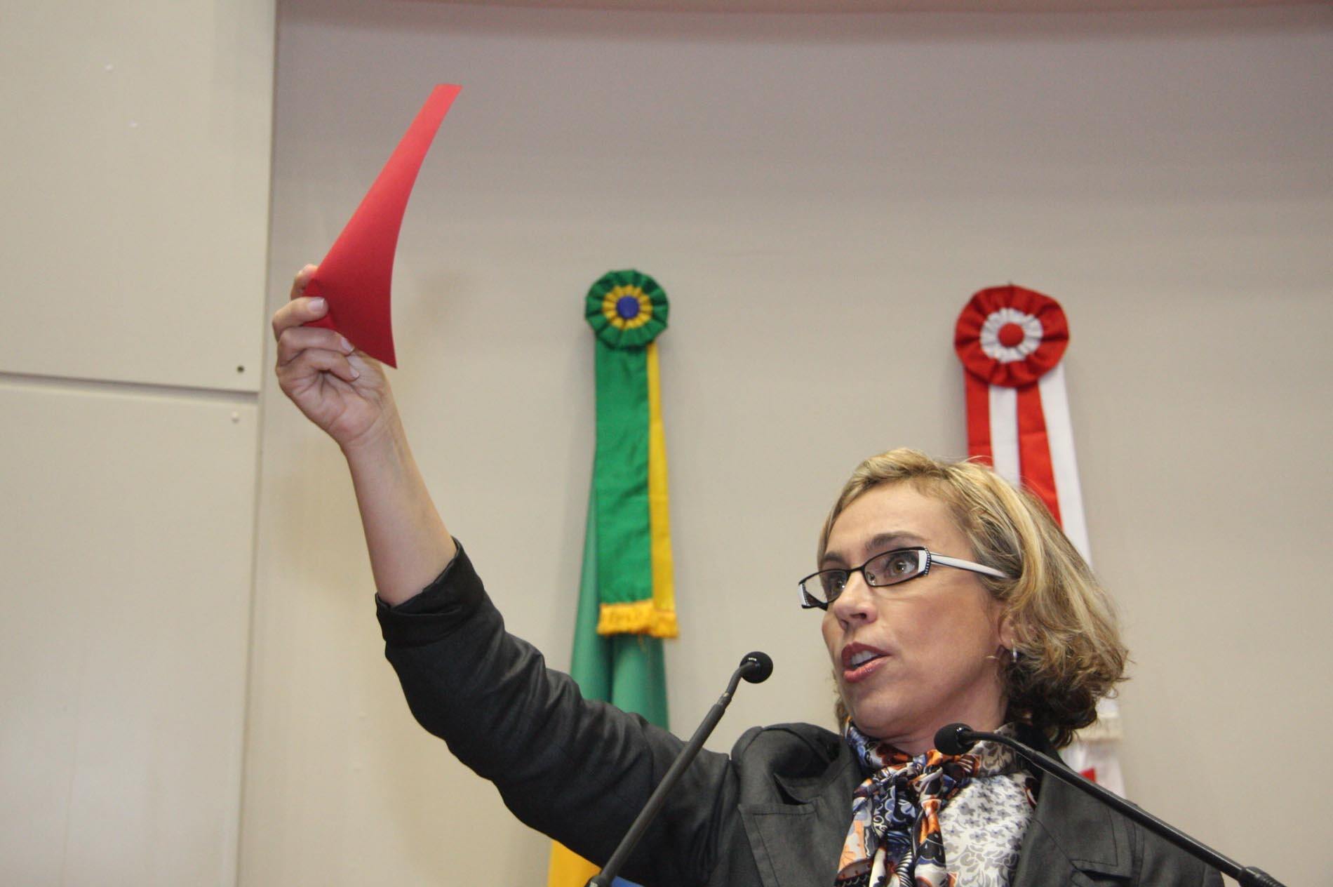 Dos Gabinetes – Ana Paula dá “cartão vermelho” ao governo pelo descaso com os servidores da saúde