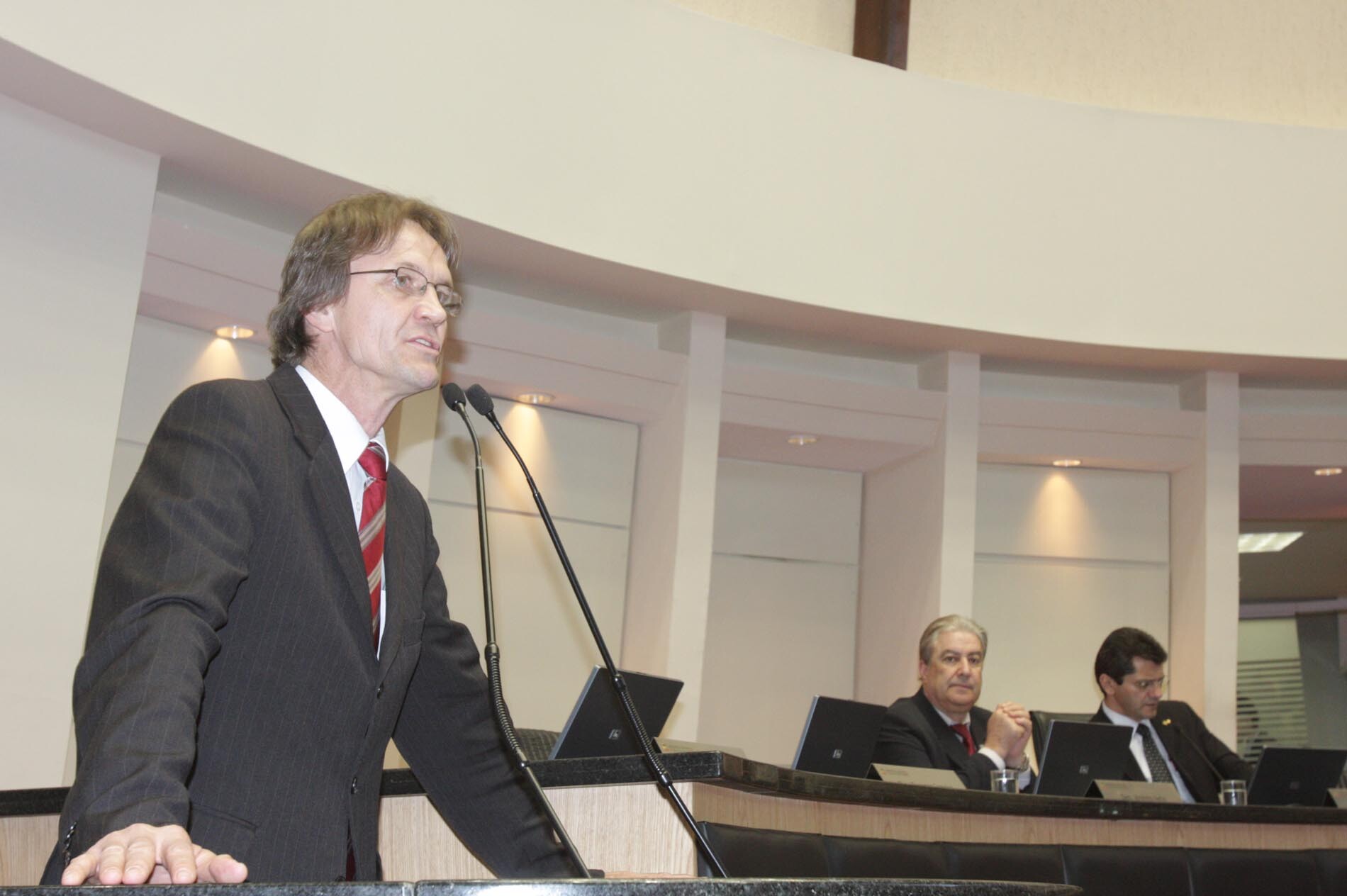 Dos Gabinetes – Uczai recebe primeiras assinaturas para implantar piso do professor diferenciado em