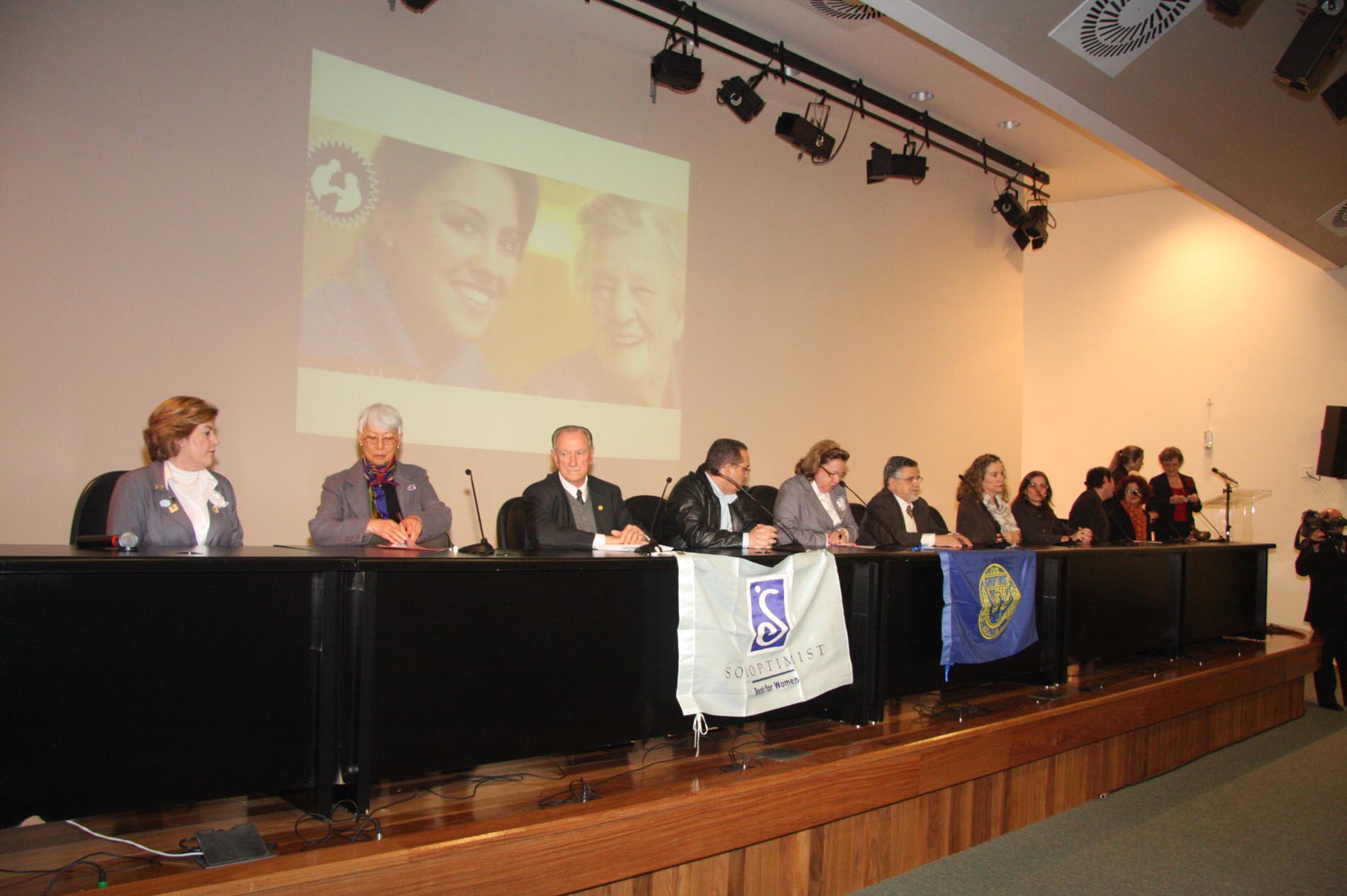 Palestra sobre a Importância do papel da cuidadora na rede social de proteção a pessoa idosa