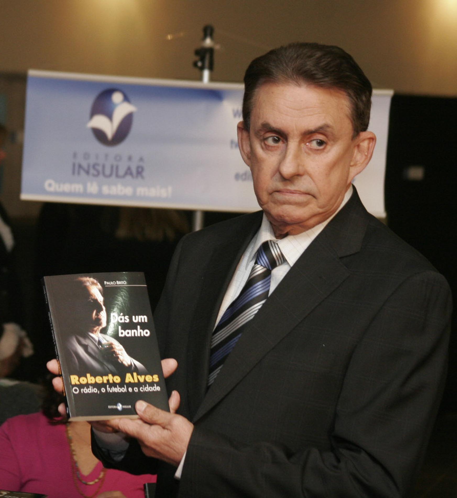 Livro registra 50 anos de carreira de Roberto Alves