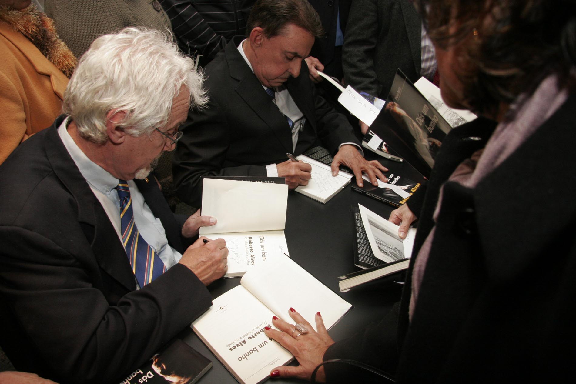 Livro registra 50 anos de carreira de Roberto Alves