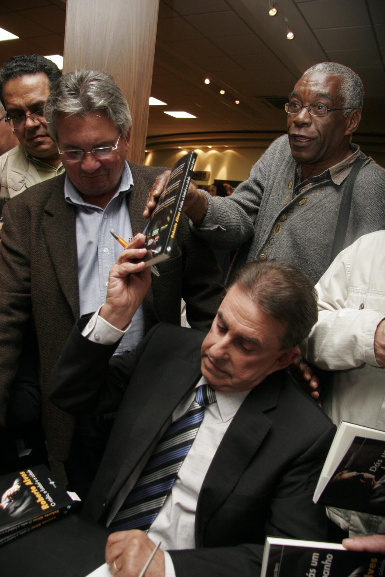 Roberto entrega livro autografado ao ex-PM Sílvio Roberto Vieira