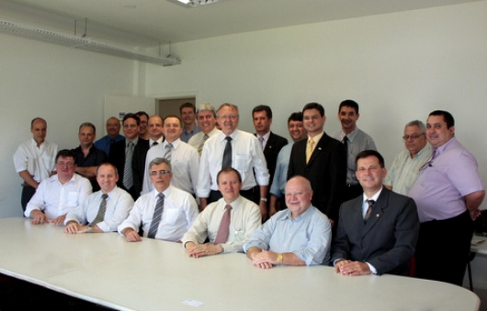Deputado Renato Hinnig (PMDB) e diretores do Sescon-SC