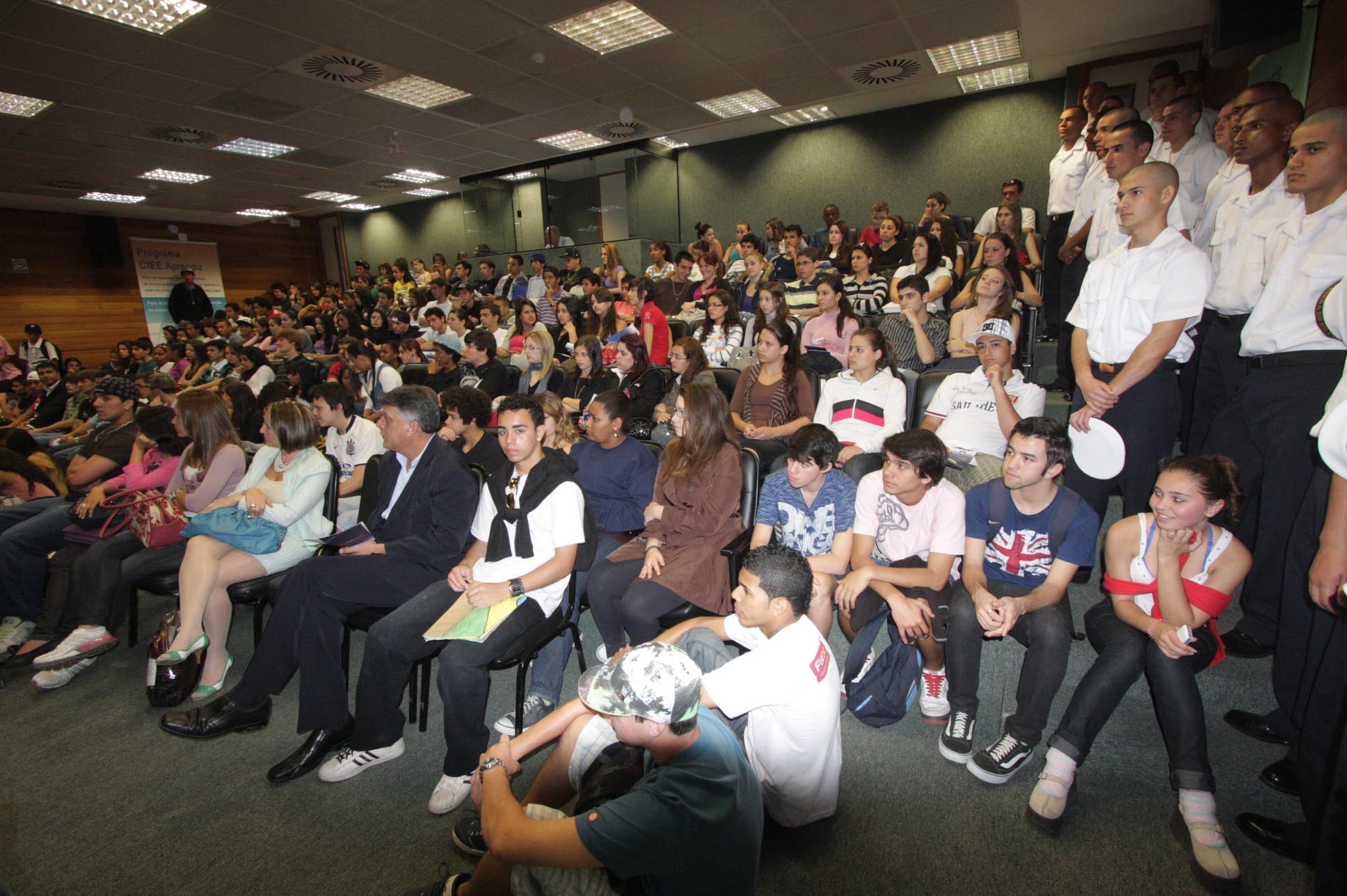 Palestra informativa aos aprendizes referente à trajetória histórica do voto na adolescência