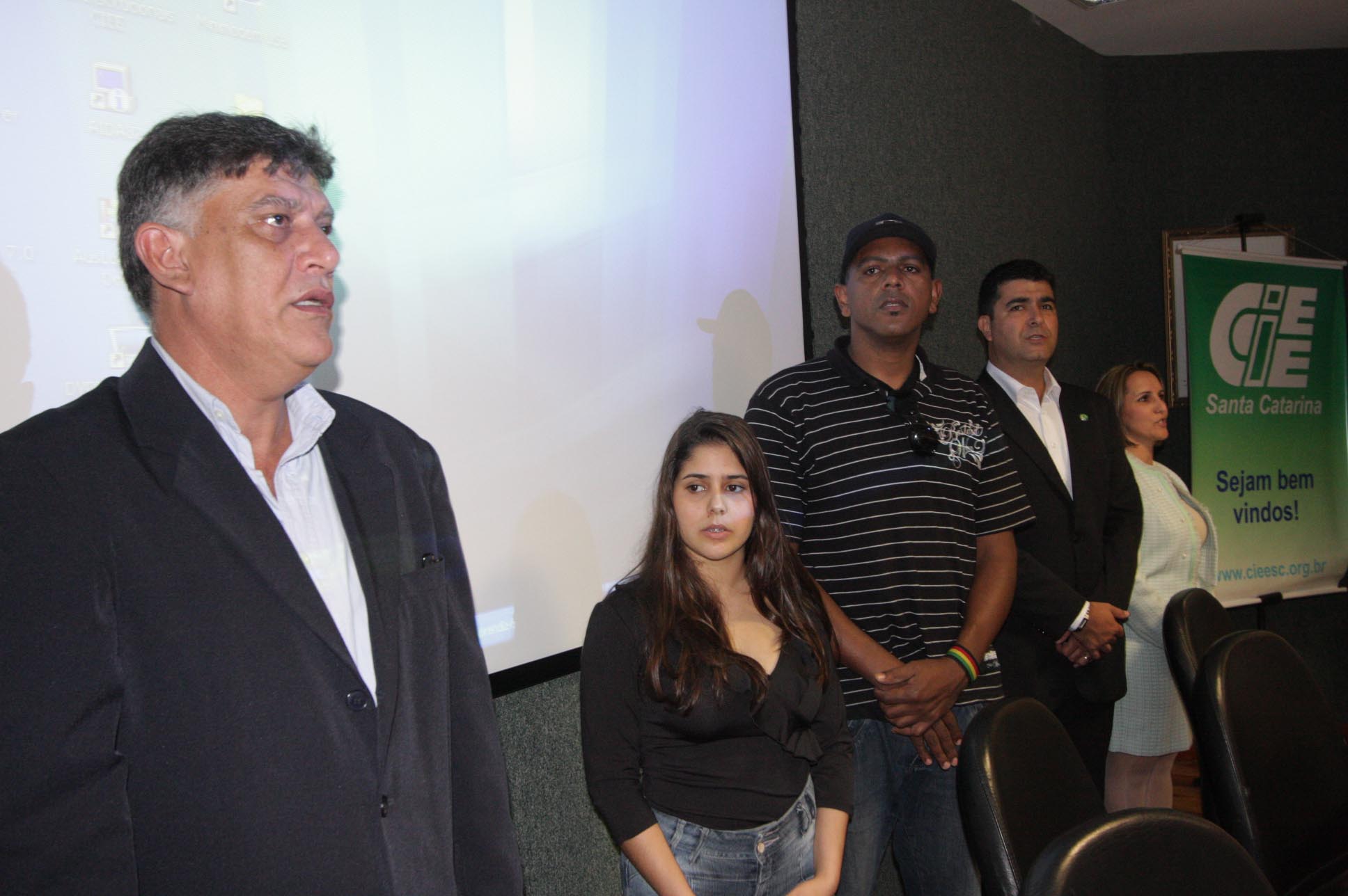 Palestra sobre voto na adolescência lota plenário da Assembleia