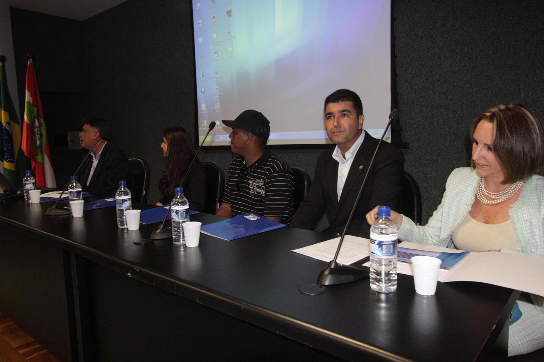 Palestra informativa aos aprendizes referente à trajetória histórica do voto na adolescência