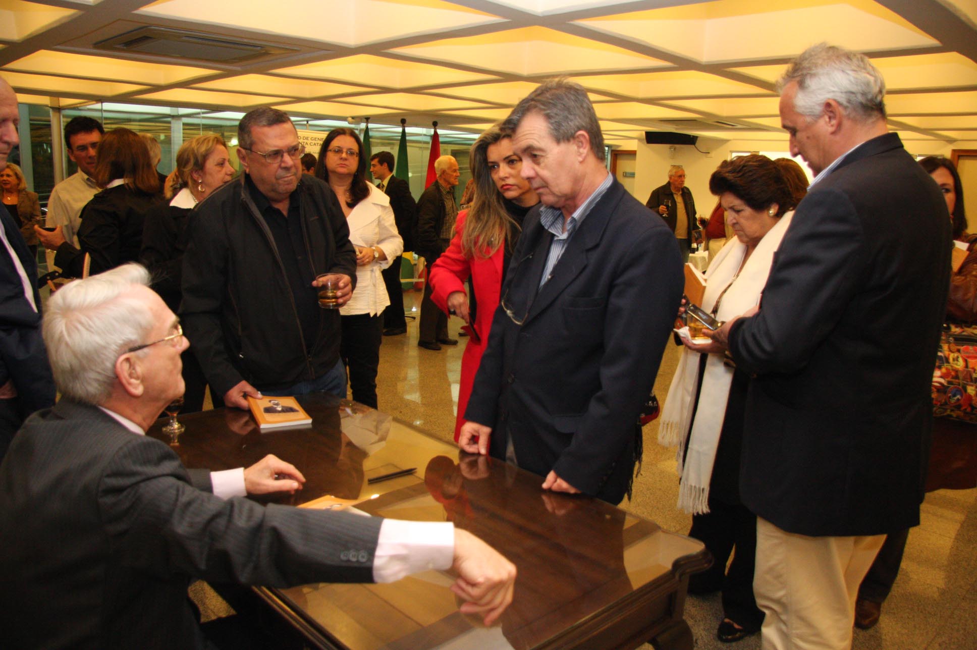 Érico Szpoganicz lança o livro “O legado de Antônio Maria: de Portugal a Santa Catarina”