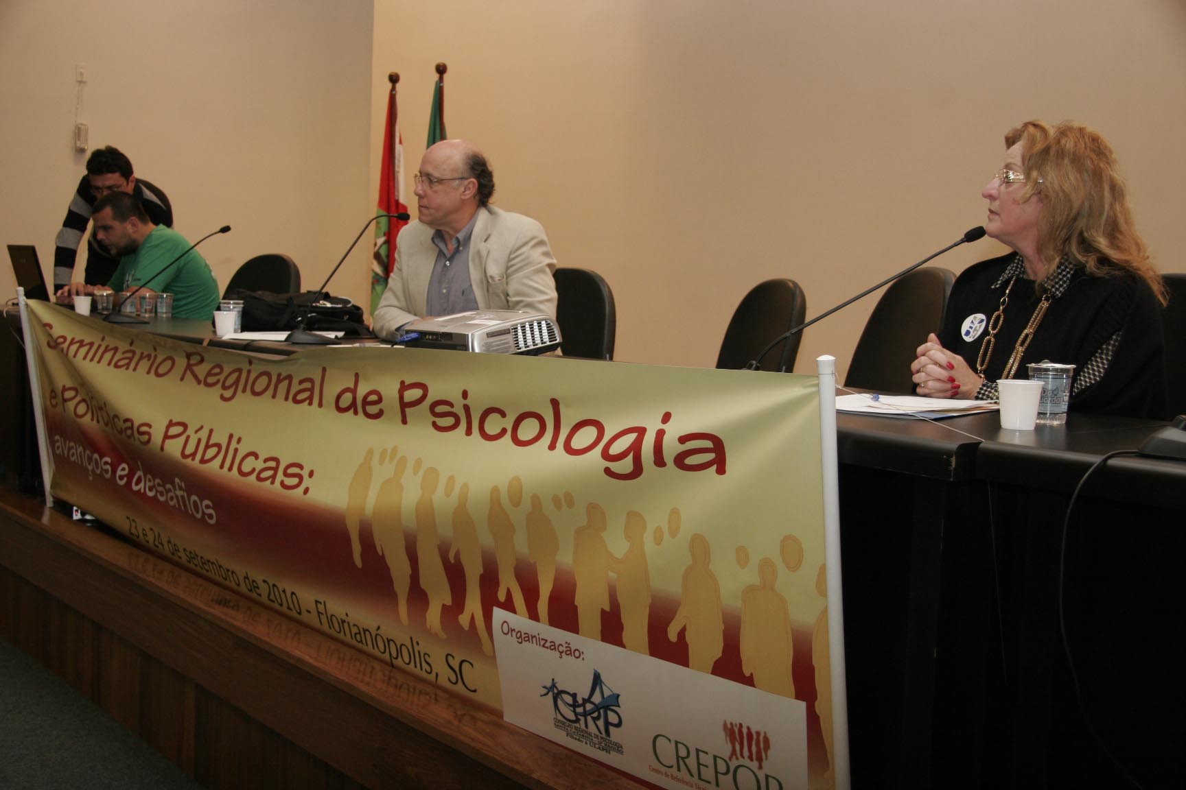 Psicólogos debatem políticas públicas durante encontro