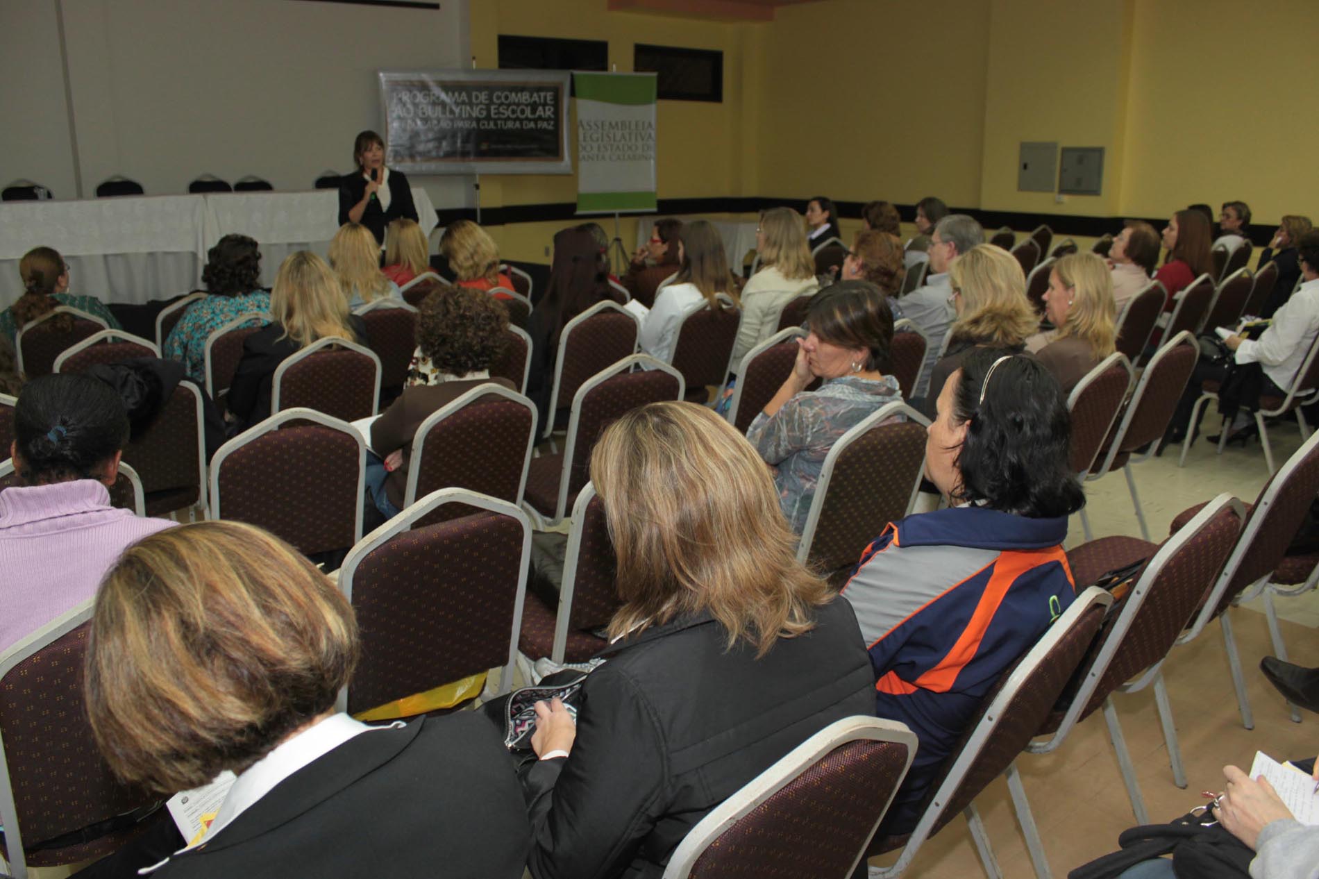 Palestra capacita professores de Blumenau sobre bullying escolar