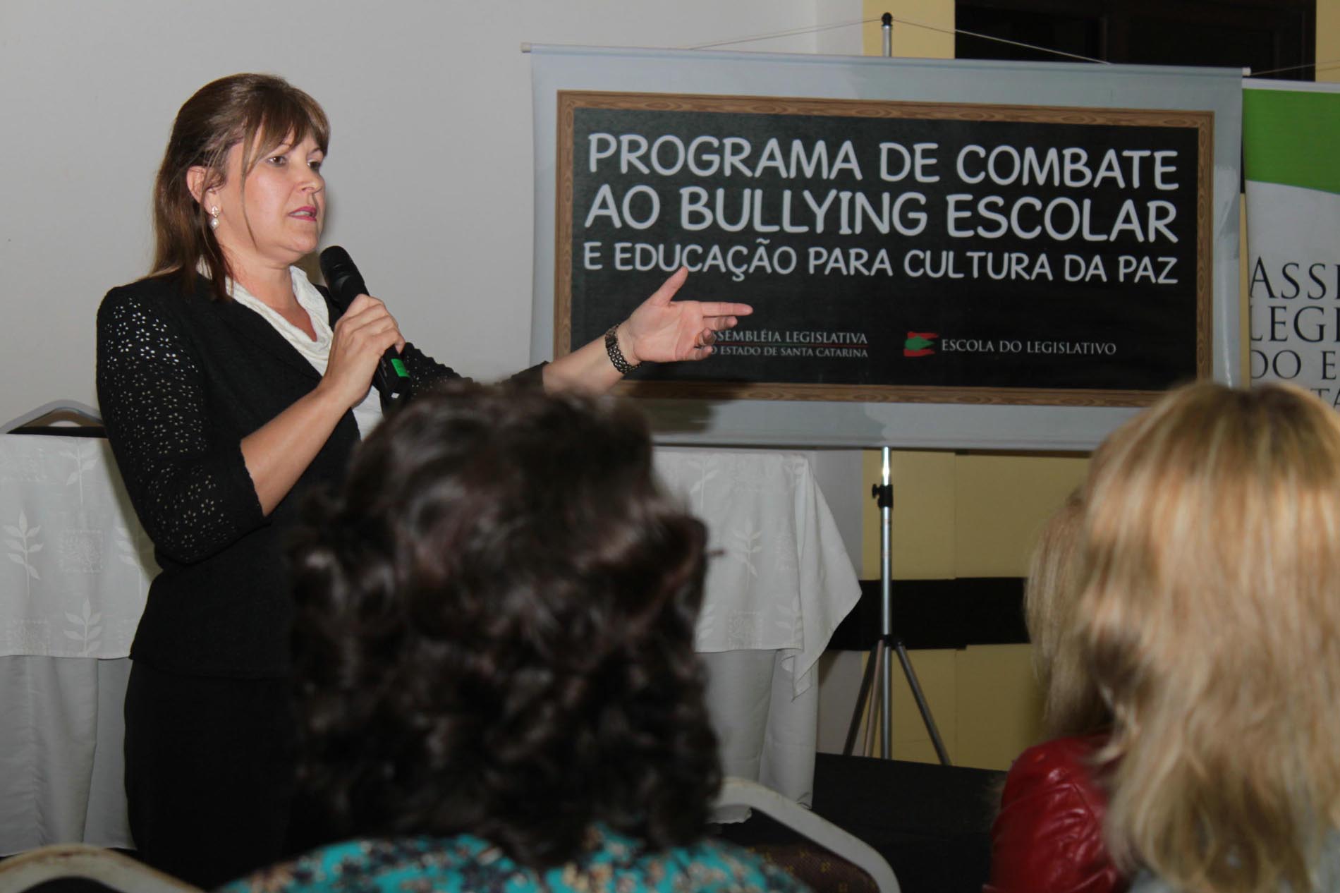 Palestra capacita professores de Blumenau sobre bullying escolar