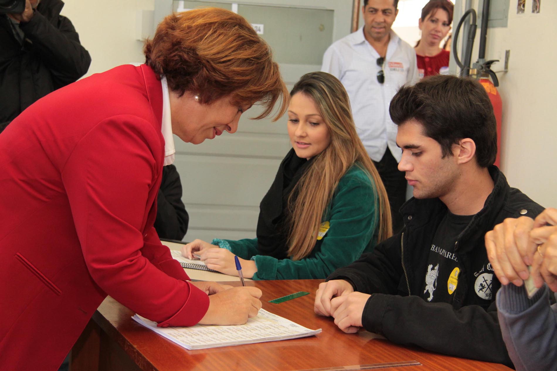 Ideli Salvatti - Candidata ao Governo vota no CEFET