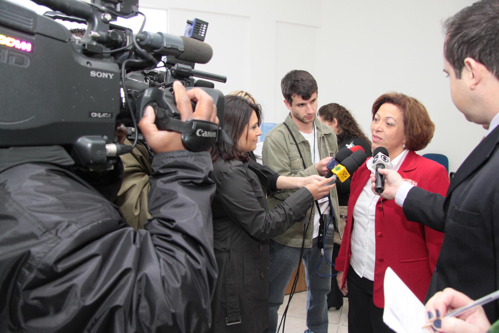 Ideli Salvatti - Candidata ao Governo vota no CEFET