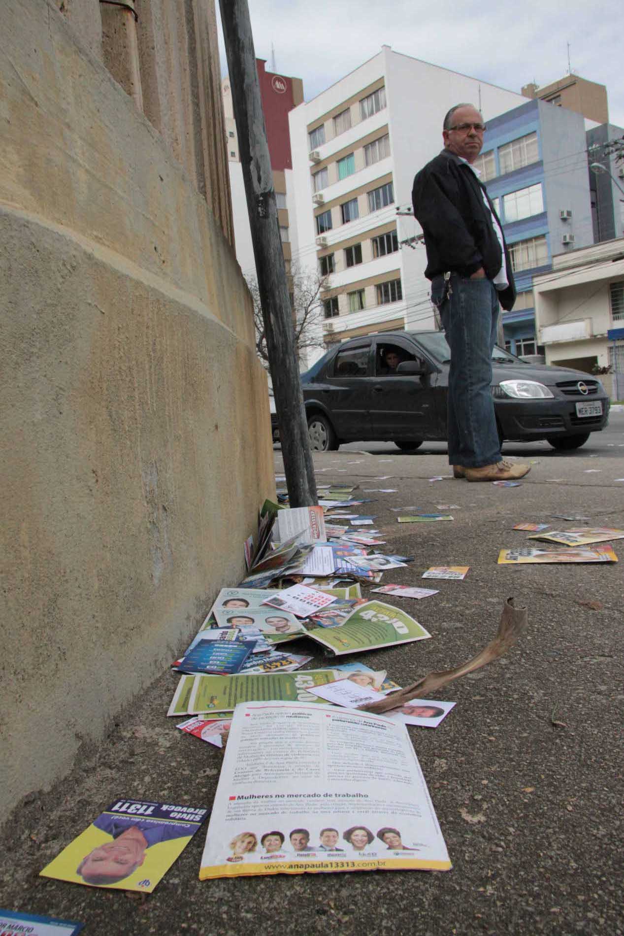 Lixo eleitoral toma conta das ruas da Capital