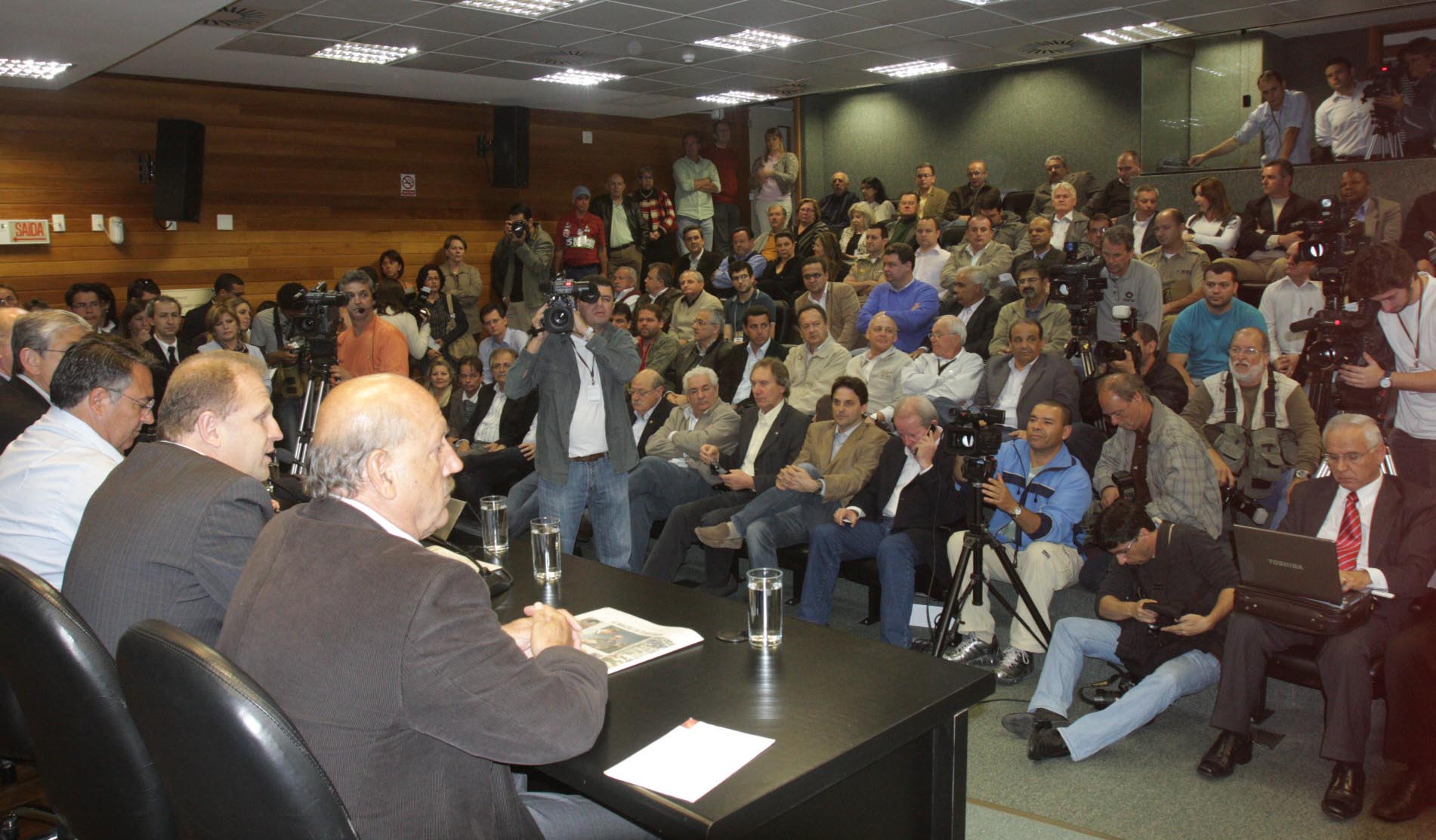 Raimundo Colombo comemora vitória e garante apoio a Serra