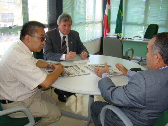 Dos Gabinetes – Ragagnin trata sobre exportação de frango com representante chinês