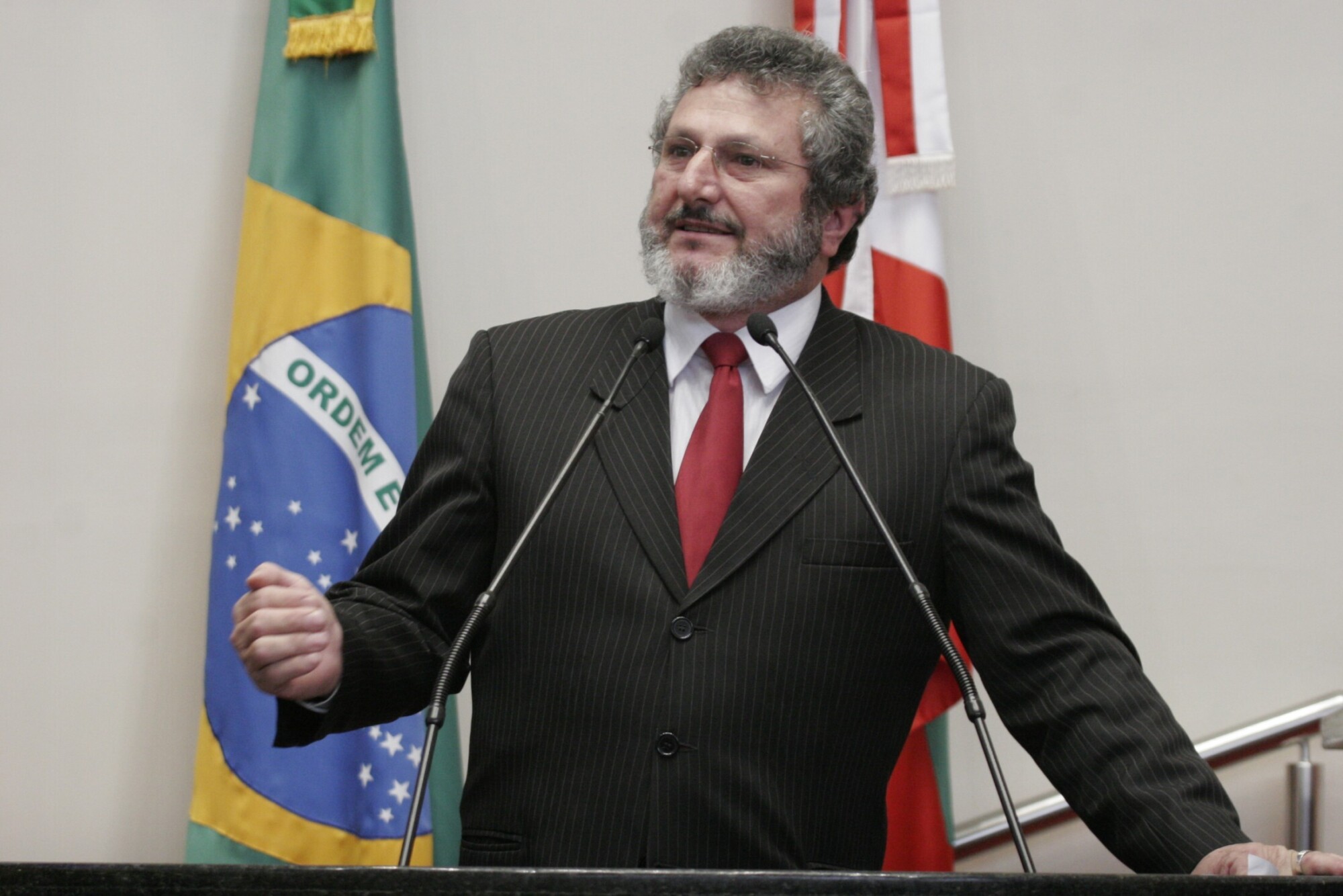 Dos Gabinetes – Padre Pedro homenageia Afonso Ghizzo Neto com Comenda do Legislativo de SC
