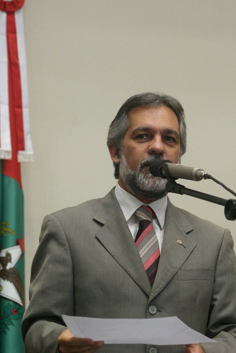 Desembargador Joao Henrique Blasi recebe Comenda