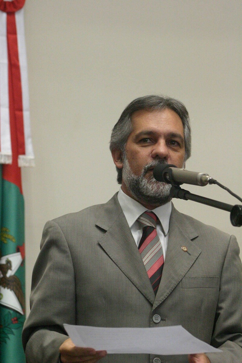 Dos Gabinetes – Desembargador Joao Henrique Blasi recebe Comenda do Legislativo