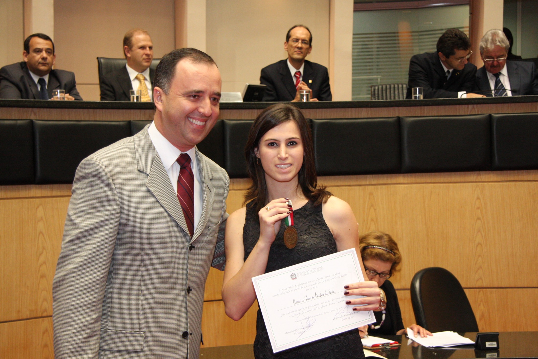 Sessão Solene de Concessão de Medalhas - Kennedy Nunes e esposa do Américo Ricardo Cardoso de Faria