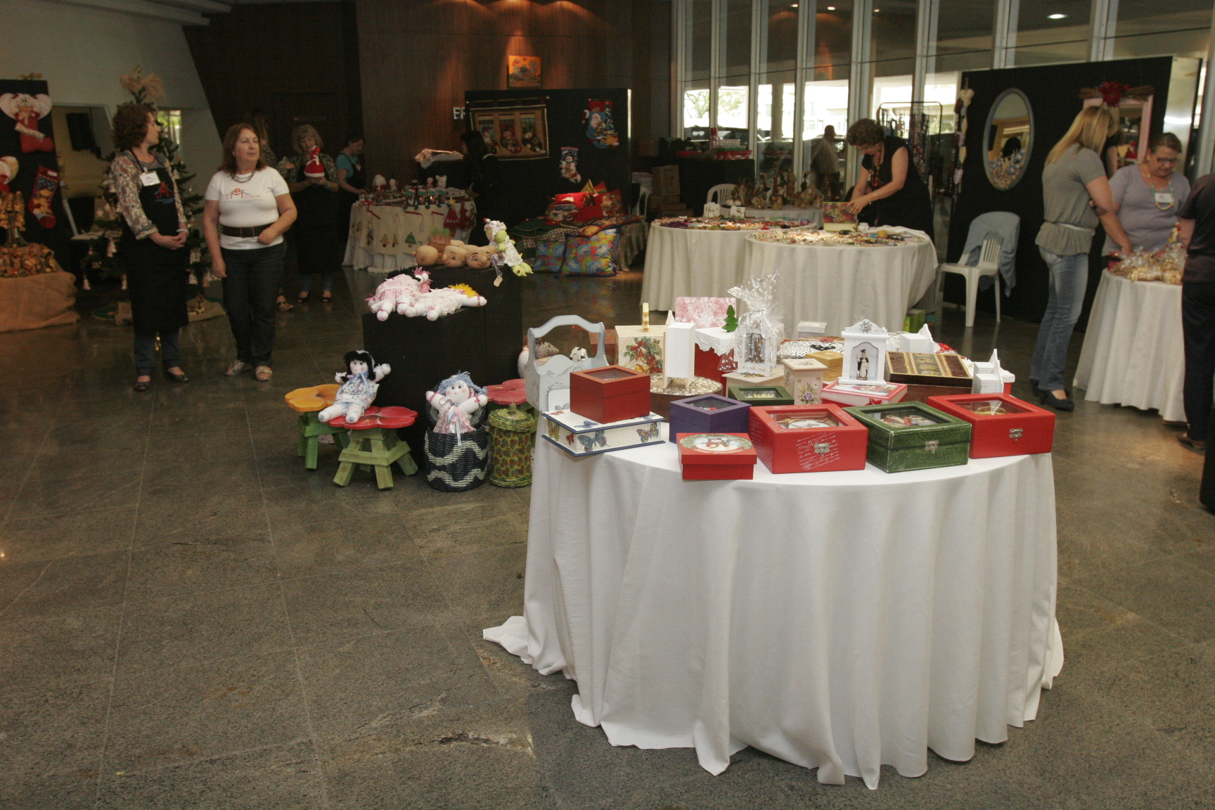 Exposição da Associação das Mulheres Oestinas em Florianópolis - AMOFLOR