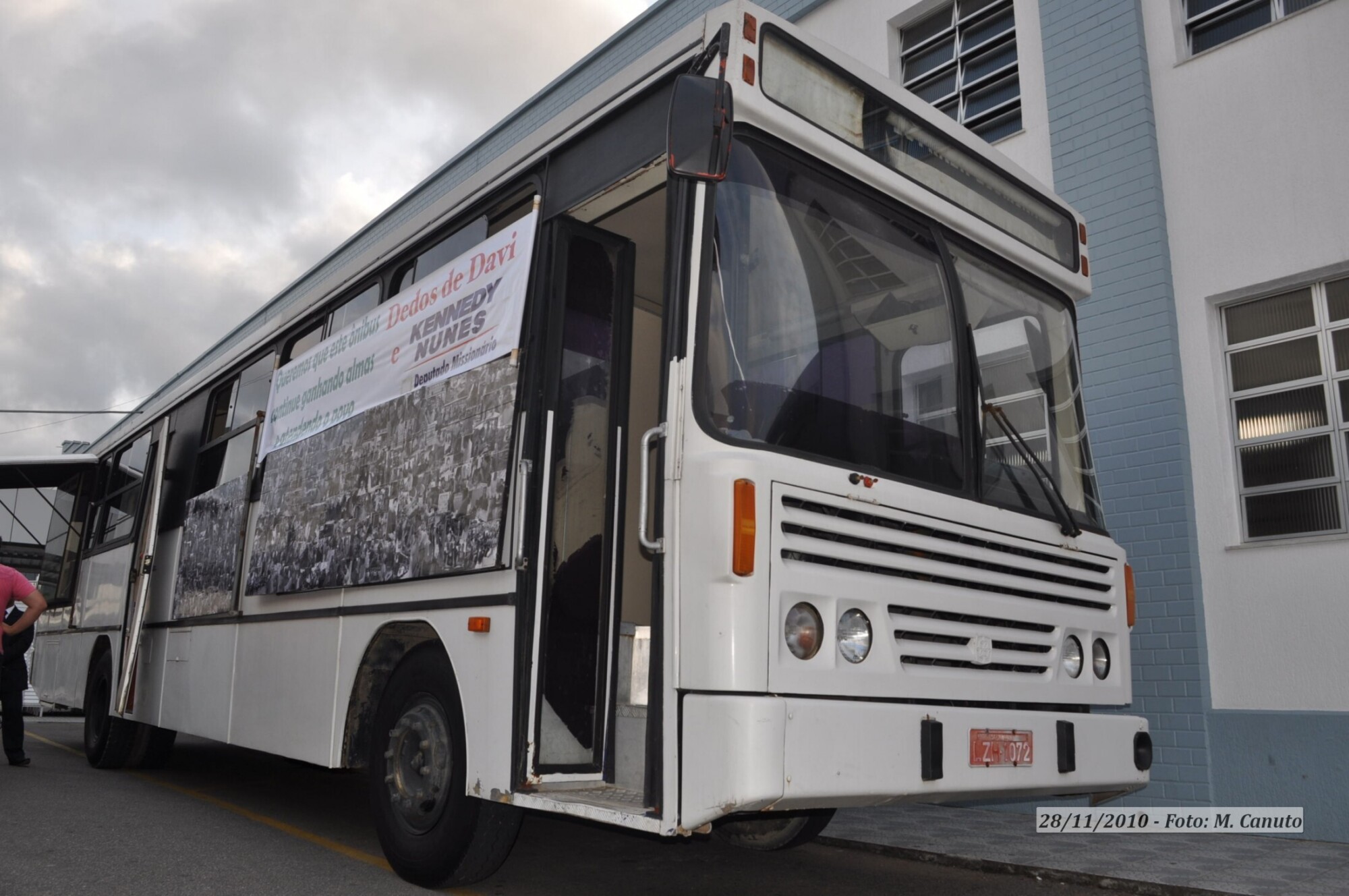 Dos Gabinetes – Kennedy doa seu ônibus cheio de histórias