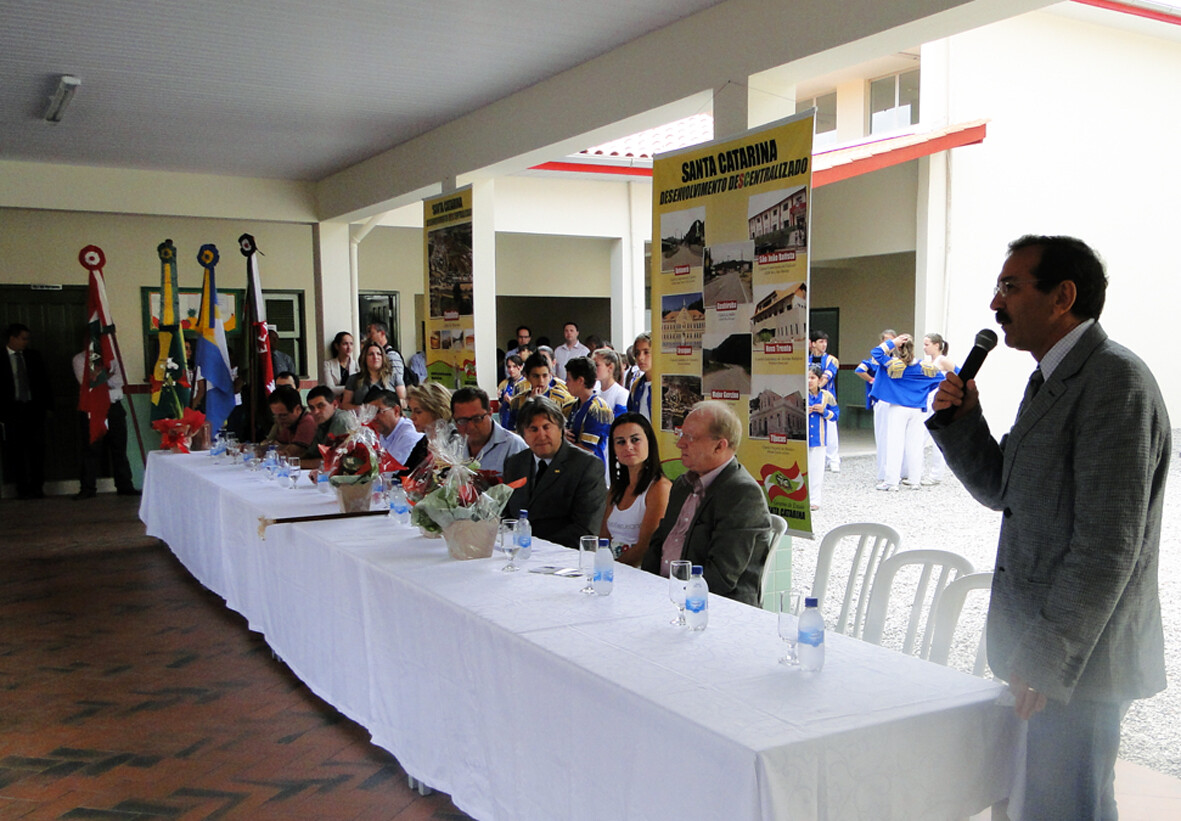 Dos Gabinetes – Deputado Serafim Venzon comemora inaugurações na SDR de Brusque