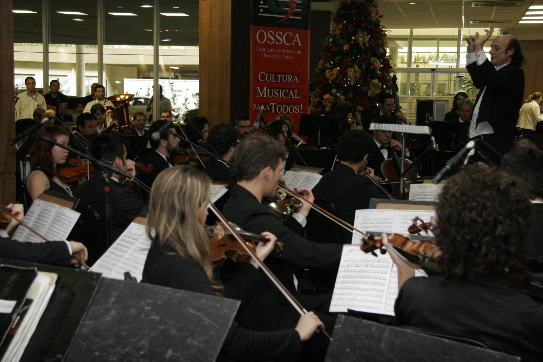 Apresentação do Coral da ALESC e Coral Novo Amanhecer e a Orquestra Sinfônica de Santa Catarina (OSSCA)