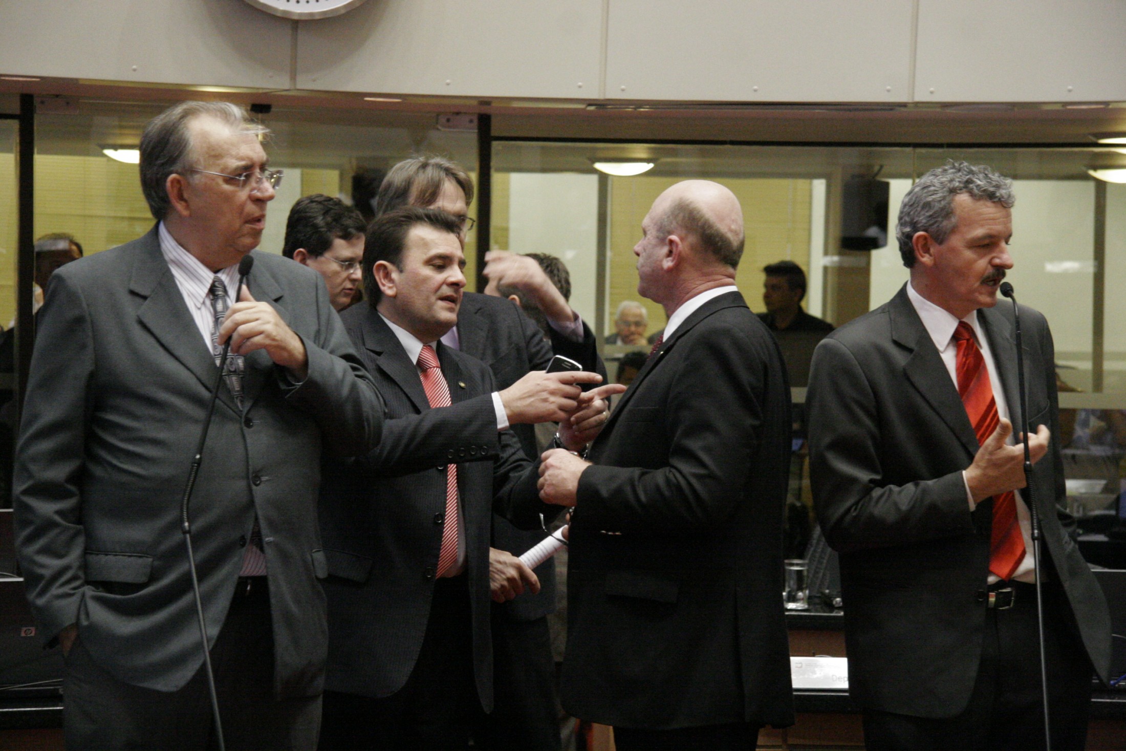 Deputados aprovam Orçamento 2011 e fecham calendário legislativo