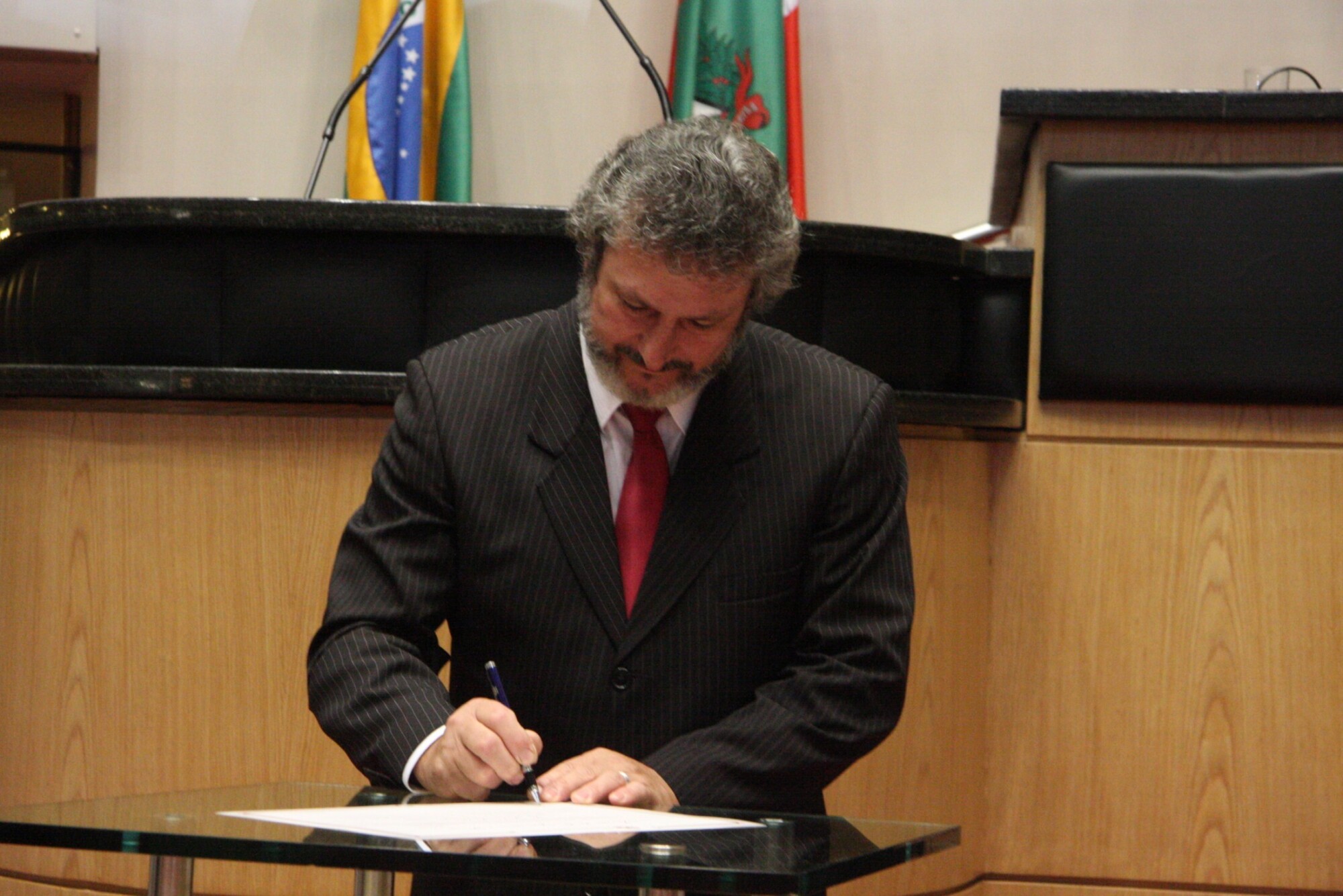 Dos Gabinetes – Padre Pedro toma posse com expectativa de acabar com pensão vitalícia de ex-governad