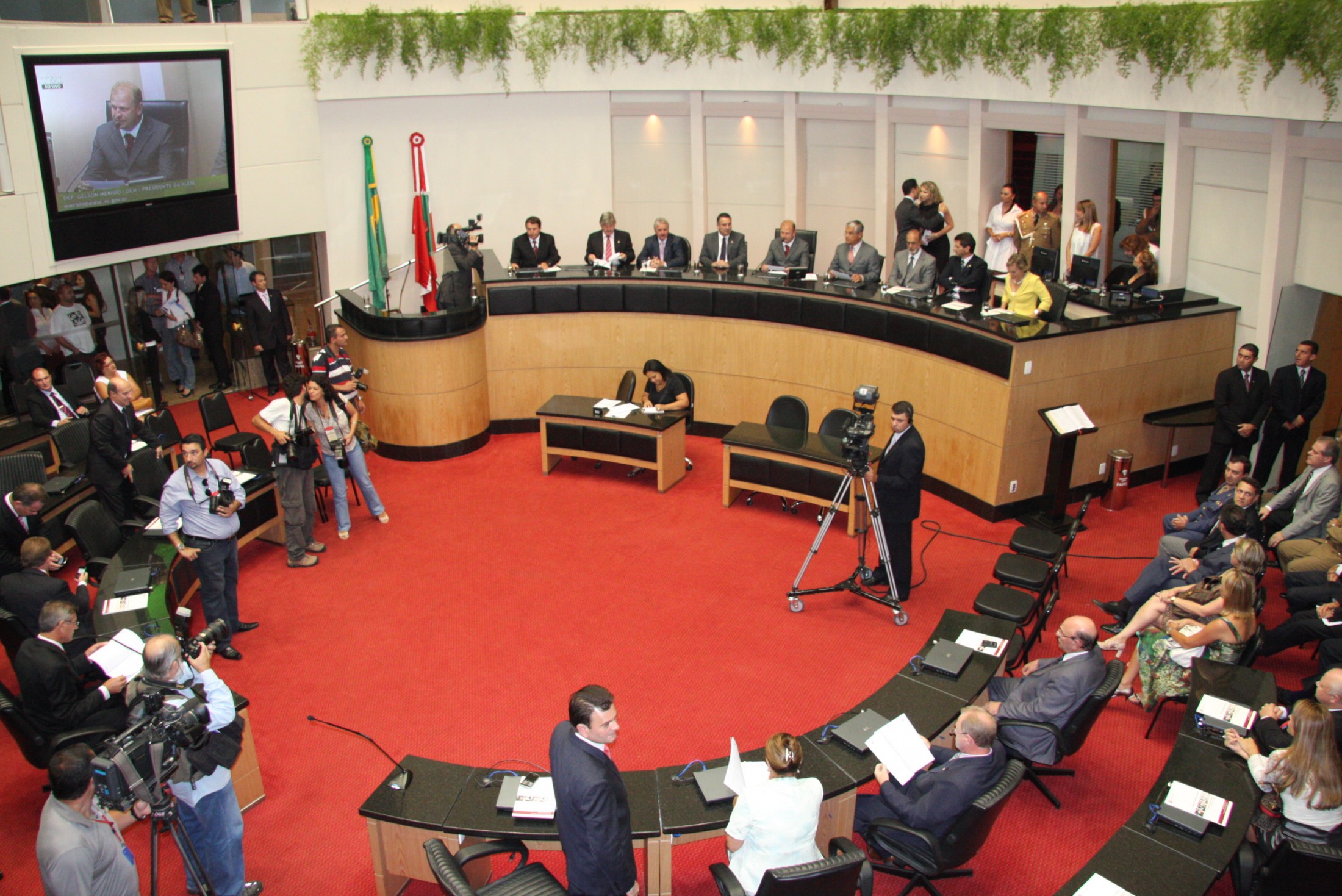 Sessão Especial de Abertura dos Trabalhos da 1ª Sessão Legislativa da 17ª Legislatura e a leitura da Mensagem Anual do Excelentíssimo Senhor Governador do Estado.