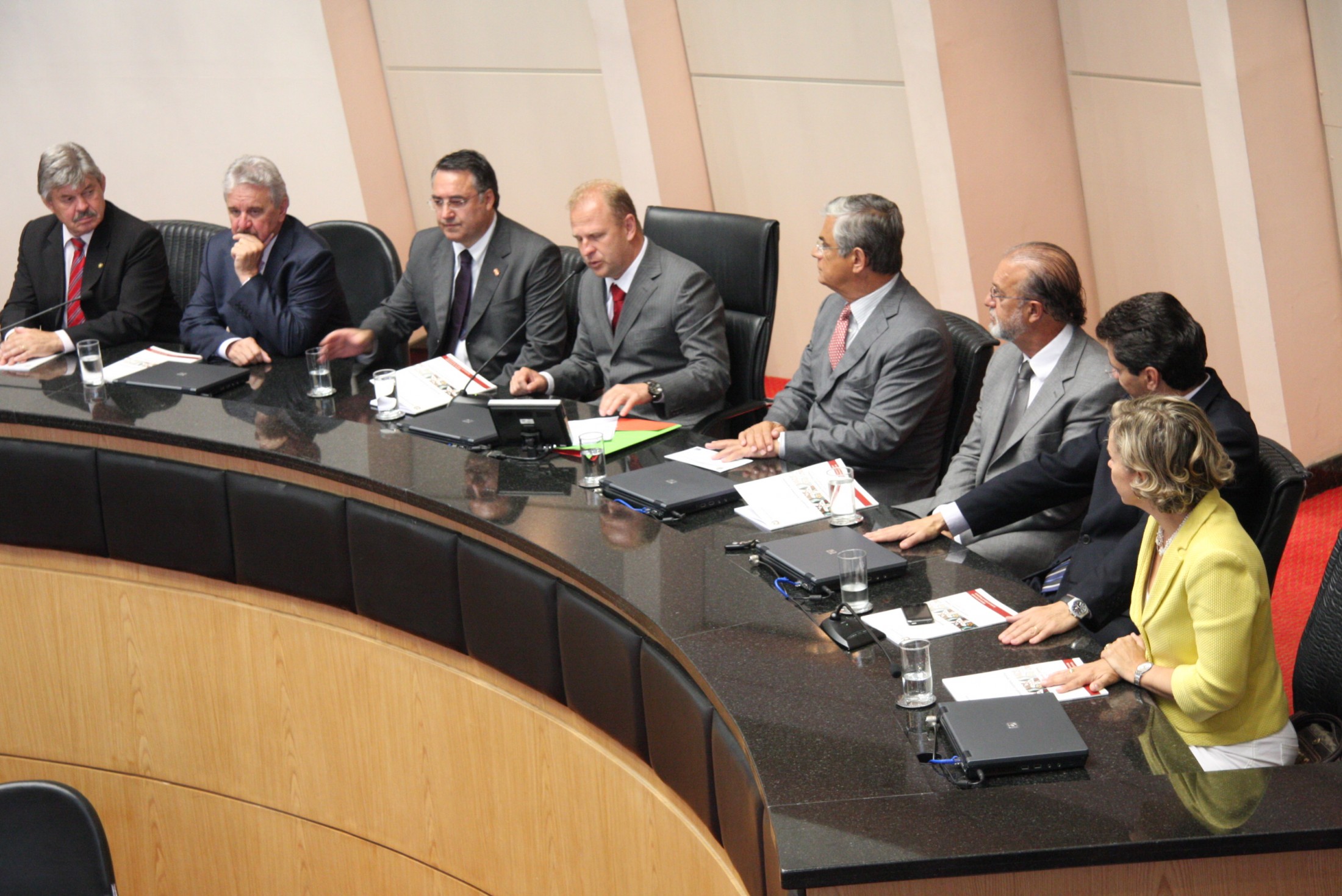 Sessão Especial de Abertura dos Trabalhos da 1ª Sessão Legislativa da 17ª Legislatura e a leitura da Mensagem Anual do Excelentíssimo Senhor Governador do Estado.