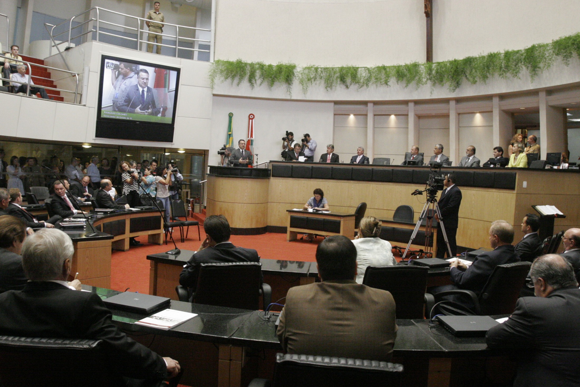 Sessão Especial de Abertura dos Trabalhos da 1ª Sessão Legislativa da 17ª Legislatura e a leitura da Mensagem Anual do Excelentíssimo Senhor Governador do Estado.