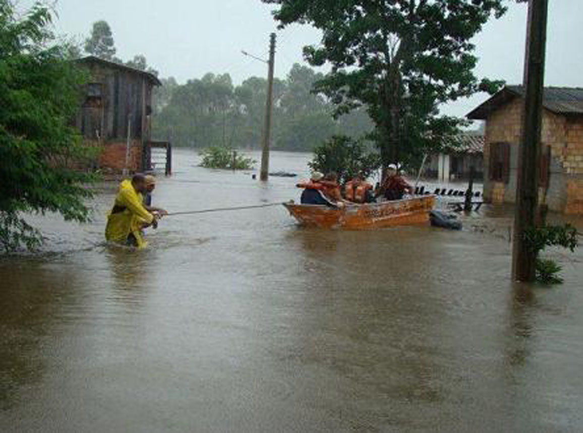 Rio Sangão em Forquilhinha invadiu casas e ruas