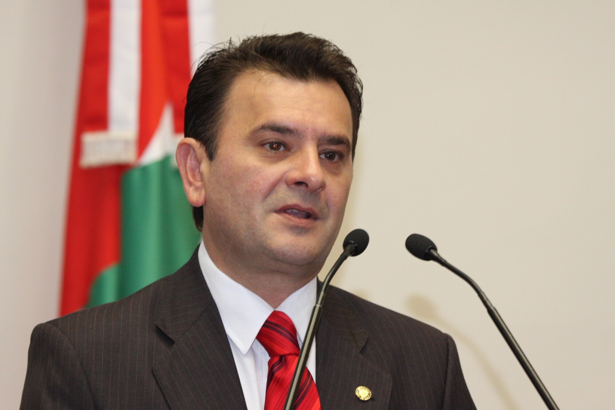 Dos Gabinetes – “A Celesc precisa ser respeitada”, diz deputado