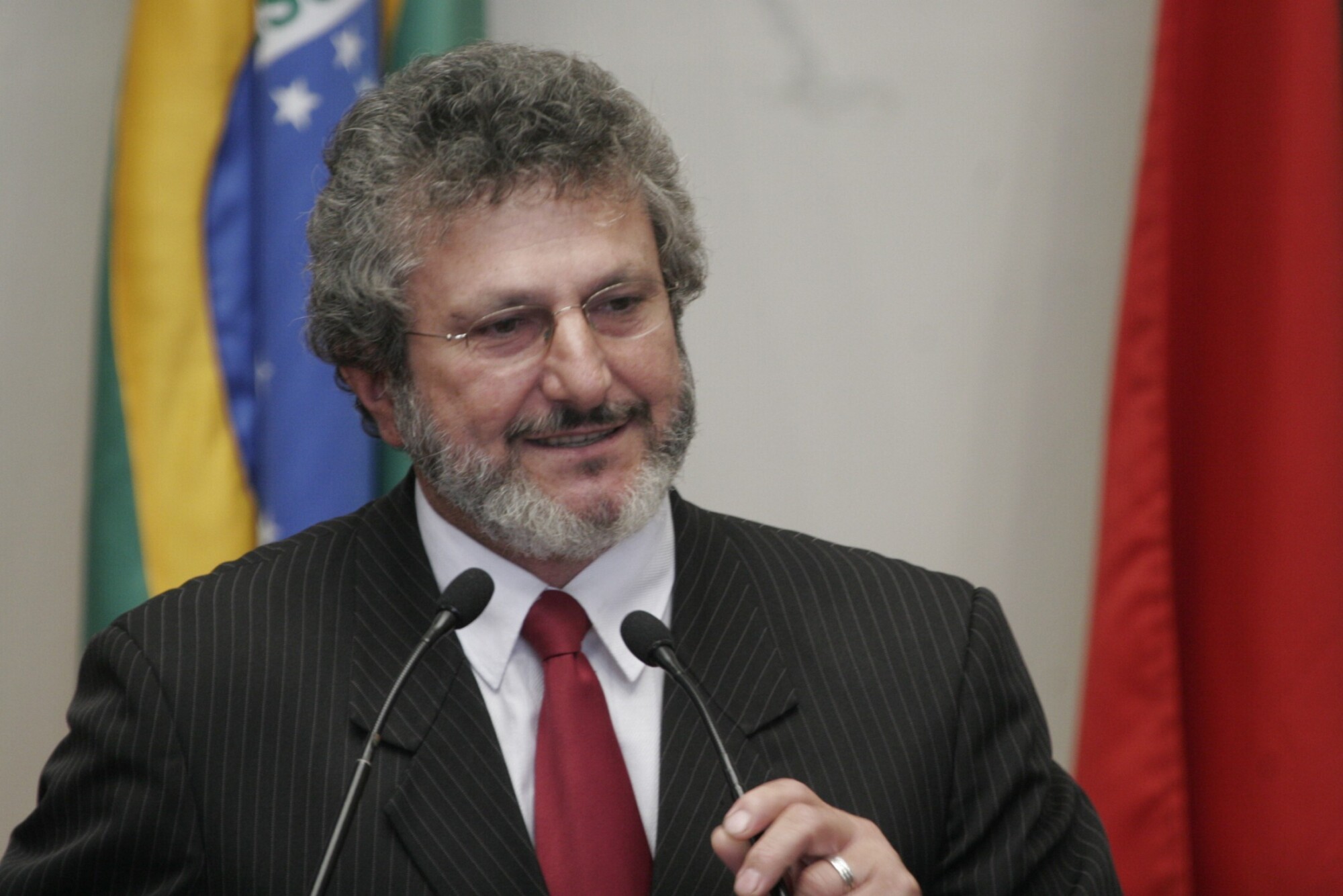 Dos Gabinetes – Padre Pedro desarquiva projeto que destina Fundo Social a idosos